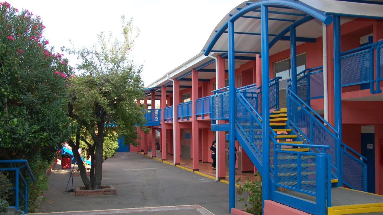 Edificio del primer ciclo y sus escaleras azules