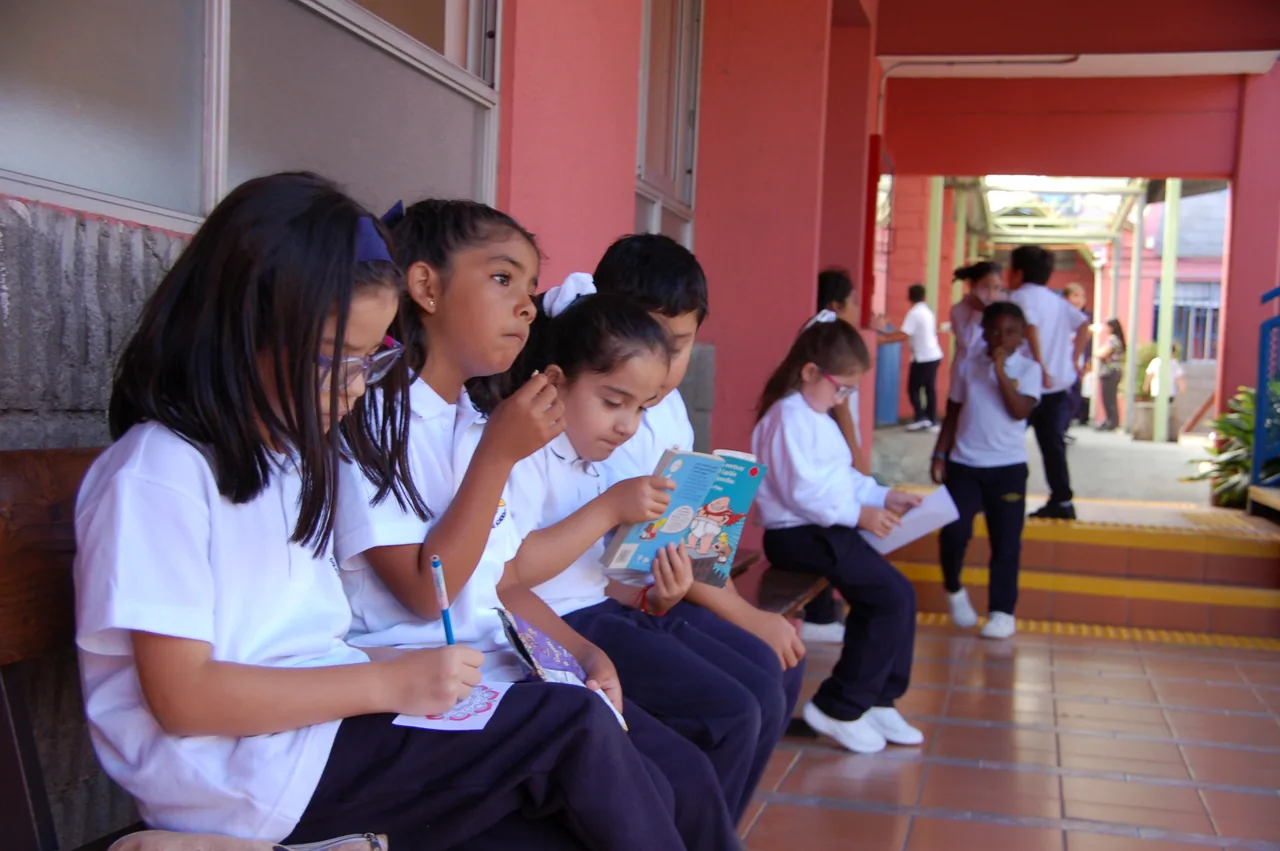 Estudiantes de American Academy en el patio del colegio